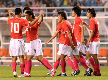  16일 경기도 안산 와~스타디움에서 열린 축구올림픽대표팀-과테말라A대표팀 친선경기에서 역전 결승골을 터뜨린 이근호(19)와 한국선수들이 기뻐하고 있다. 