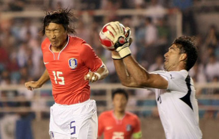  16일 안산 와 스타디움에서 열린 과테말라 국가대표팀과의 평가전에서 한국 올림픽 축구대표팀 신영록이 과테말라 골키퍼와 공중볼을 다투고 있다. 