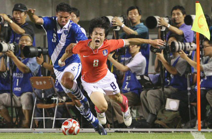  16일 경기도 안산 와∼스타디움에서 열린 축구올림픽대표팀-과테말라A대표팀 친선경기에서 신광훈이 카를로스 갈라도의 반칙에 걸려 넘어지고 있다. 