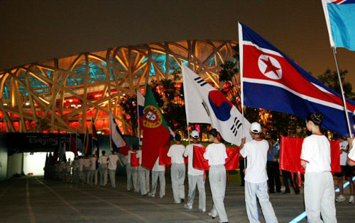 2008베이징올림픽 개막 D-9인 30일 밤 올림픽 주경기장인 궈자티위창에서 열린 개막식 리허설에서 태극기와 북한 인공기가 차례로 입장하고 있다. 
