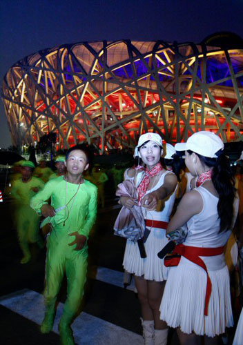 2008베이징올림픽 개막 D-9인 30일 밤 올림픽 주경기장인 궈자티위창에서 열린 개막식 리허설에서 형광색에 전구를 단 의상을 입은 공연단이 퇴장하고 여성 무용단이 입장을 기다리고 있다. 