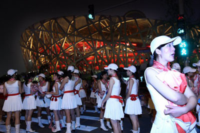 008베이징올림픽 개막 D-9인 30일 밤 올림픽 주경기장인 궈자티위창에서 열린 개막식 리허설에서 매스게임 공연단이 입장을 기다리고 있다. 