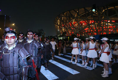  2008베이징올림픽 개막 D-9인 30일 밤 올림픽 주경기장인 궈자티위창에서 열린 개막식 리허설에서 중국 전통 병사 복장의 공연단이 입장을 기다리는 여성 무용단 앞으로 지나고 있다. 