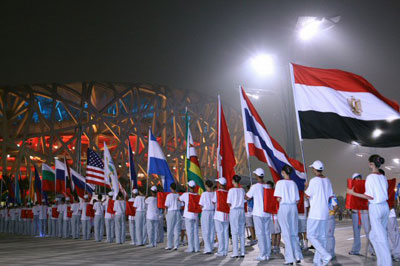 2008베이징올림픽 개막 D-9인 30일 밤 올림픽 주경기장인 궈자티위창에서 열린 개막식 리허설에서 참가국 국기들이 주경기장으로 차례로 입장하고 있다. 