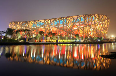 베이징올림픽 개막일 D-9일인 30일 개막식 리허설이 열린 베이징올림픽 메인스타디움 '궈자티위창' 화려한 조명으로 베이징 밤하늘을 물들이고 있다. 