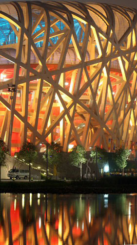 베이징올림픽 개막일 D-9일인 30일 개막식 리허설이 열린 베이징올림픽 메인스타디움 '궈자티위창'이 화려한 조명으로 베이징 밤하늘을 물들이고 있다. 