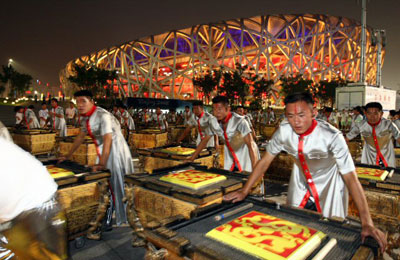 2008베이징올림픽 개막 D-9인 30일 밤 올림픽 주경기장인 궈자티위창에서 열린 개막식 리허설에서 중국 군인들이 공연을 마친 뒤 북을 밀며 조명을 밝힌 주경기장을 나오고 있다. 