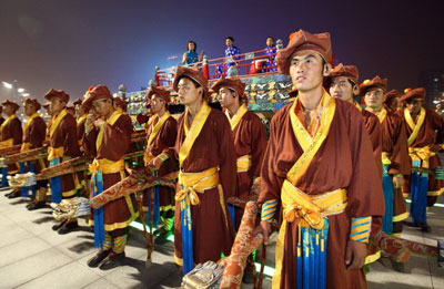  2008베이징올림픽 개막 D-9인 30일 밤 올림픽 주경기장인 궈자티위창에서 열린 개막식 리허설에서 오페라 무대가 입장하고 있다. 