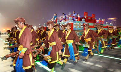 2008베이징올림픽 개막 D-9인 30일 밤 올림픽 주경기장인 궈자티위창에서 열린 개막식 리허설에서 오페라 무대가 입장하고 있다. 
