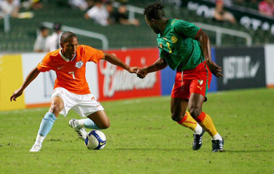 31일 오전(한국시간) 홍콩 국립경기장에서 열린 네덜란드 올림픽 대표팀과 친선경기에서 네덜란드의 구즈만 데 조나단이 공을 몰고 들어가자 카메룬의 안토니오 곰시가 수비를 펼치고 있다. 