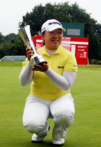  4일(한국시간) 영국 버크셔 서닝데일골프장에서 열린 브리티시여자오픈에서 우승한 신지애가 우승트로피를 들어보이며 기뻐하고 있다. 