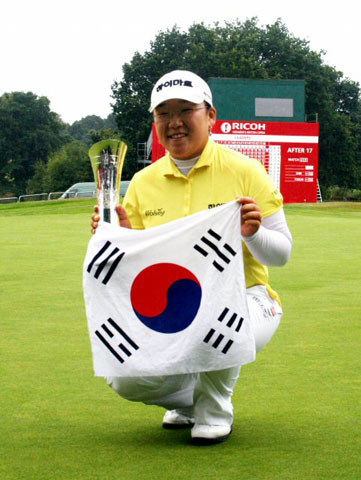  4일(한국시간) 영국 버크셔 서닝데일골프장에서 열린 브리티시여자오픈에서 우승한 신지애가 태극기를 펼쳐들고 기뻐하고 있다. 