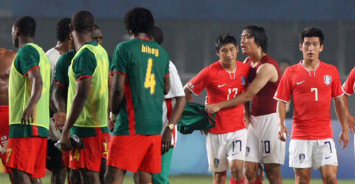 7일 중국 친황다오 올림픽스포츠센터 스타디움에서 열린 2008 베이징올림픽 남자 축구 D조 예선, 대한민국-카메룬 경기에서 선제골을 성공시킨 한국 박주영이 1대1 무승부로 경기를 마친 후 이근호를 위로하고 있다. 