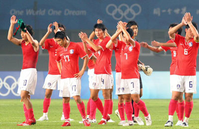 7일 중국 친황다오 올림픽스포츠센터 스타디움에서 열린 2008 베이징올림픽 남자 축구 D조 예선, 대한민국-카메룬 경기에서 한국 선수들이 1대1 무승부로 경기를 마친 후 관중들의 성원에 답례하고 있다. 