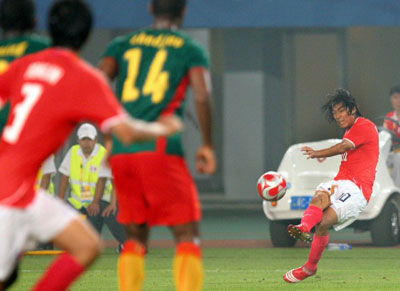 7일 중국 친황다오 올림픽스포츠센터 스타디움에서 열린 2008 베이징올림픽 남자 축구 D조 예선, 대한민국-카메룬 경기에서 한국 박주영이 절묘한 프리킥으로 첫 골을 터뜨리고 있다. 