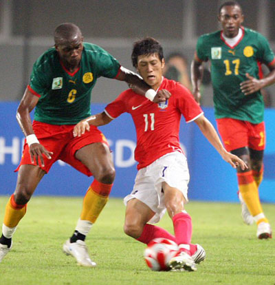 7일 중국 친황다오 올림픽스포츠센터 스타디움에서 열린 2008 베이징올림픽 남자 축구 D조 예선, 대한민국-카메룬 경기에서 한국 이청용이 카메룬 음비아와 볼다툼을 벌이고 있다. 