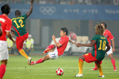 7일 중국 친황다오 올림픽스포츠센터 스타디움에서 열린 2008 베이징올림픽 남자 축구 D조 예선, 대한민국-카메룬 경기에서 한국 이근호가 몸을 날려 슛을 시도하고 있다. 