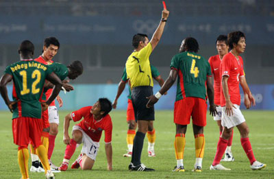 7일 중국 친황다오 올림픽스포츠센터 스타디움에서 열린 2008 베이징올림픽 남자 축구 D조 예선, 대한민국-카메룬 경기에서 주심이 거친 반칙을 한 카메룬 바닝을 퇴장시키고 있다. 