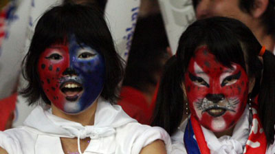 7일 중국 친황다오 올림픽스포츠센터 스타디움에서 열린 2008 베이징올림픽 남자 축구 D조 예선, 대한민국-카메룬 경기에서 한국 응원단이 이색적인 분장을 한 채 열띤 응원전을 펼치고 있다. 