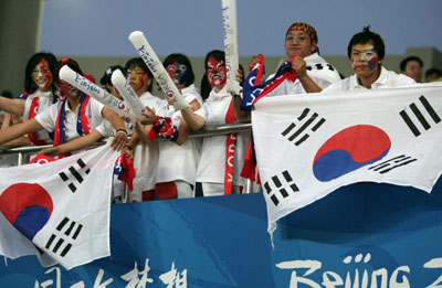 7일 중국 친황다오 올림픽스포츠센터 스타디움에서 열린 2008 베이징올림픽 남자 축구 D조 예선, 대한민국-카메룬 경기에서 한국 응원단이 열띤 응원전을 펼치고 있다. 