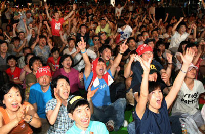 7일 서울 청계 광장에 모인 시민들이 2008 베이징올림픽 남자 축구 대한민국-카메룬 경기를 지켜보며 박주영의 선제골이 터지자 환호하고 있다. 