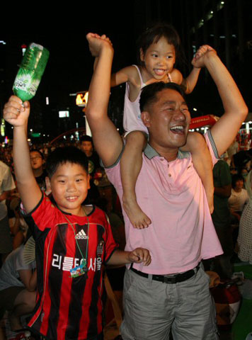 7일 서울 청계 광장에 모인 시민들이 2008 베이징올림픽 남자 축구 대한민국-카메룬 경기를 지켜보며 박주영의 선제골이 터지자 환호하고 있다. 