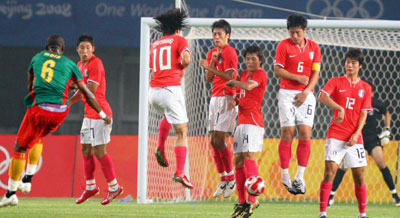 7일 중국 친황다오 올림픽스포츠센터 스타디움에서 열린 2008 베이징올림픽 남자 축구 D조 예선, 대한민국-카메룬 경기에서 카메룬 음비아 스테판(6)이 한국 수비벽을 앞에 두고 프리킥을 하고 있다. 