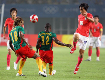 7일 중국 친황다오 올림픽스포츠센터 스타디움에서 열린 2008 베이징올림픽 남자 축구 D조 예선, 대한민국-카메룬 경기에서 한국 박주영이 카메룬 선수들과 볼다툼을 벌이고 있다. 