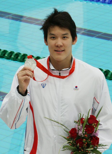 12일 베이징 국가아쿠아틱센터에서 열린 수영 남자 자유형 200m 결승에서 박태환이 시상식을 마친 뒤 은메달을 들어 보이고 있다. 