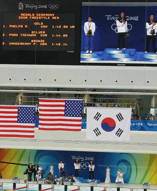 12일 베이징 국가아쿠아틱센터에서 열린 수영 남자 자유형 200m 결승시상식에서 태극기가 게양되고 있다.박태환은 이 경기에서 은메달을, 펠프스(미국)는 금메달을 땄다. 