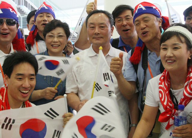 12일 베이징 국가아쿠아틱센터에서 열린 수영 남자 자유형 200m 결승에서 박태환이 은메달을 따자 한국에서 아들을 응원온 아버지 박인호(가운데 흰옷)씨와 어머니 유승미(왼쪽 청색 상의)씨가 응원단들과 함께 기뻐하고 있다. 