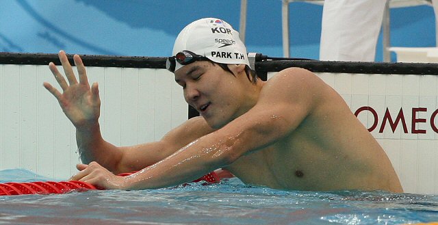 12일 베이징 국가아쿠아틱센터에서 열린 수영 남자 자유형 200m 결승에서 박태환이 은메달을 딴뒤 관중들에게 인사하고 있다. 