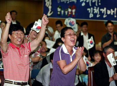 12일 김천시청 회의실에서 2008 베이징올림픽 유도 81kg급 준결승전을 지켜보던 김재범 선수의 아버지 김기용씨와 어머니 김관희씨가 결승 진출이 확정되는 순간 환호하고 있다. 