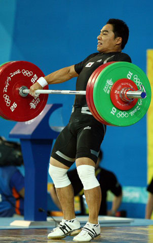 12일 베이징 항공항천대에서 열린 베이징올림픽 남자 역도 69kg급에 출전한 이배영이 인상 1차 시도를 성공하고 있다. 