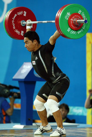 12일 베이징 항공항천대에서 열린 베이징올림픽 남자 역도 69kg급에 출전한 이배영이 인상 1차 시도를 성공하고 있다. 