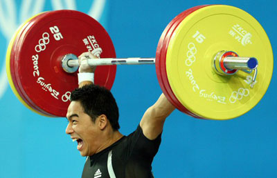 12일 베이징 항공항천대에서 열린 베이징올림픽 남자 역도 69kg급에 출전한 이배영이 인상 3차 시도를 성공하고 있다. 