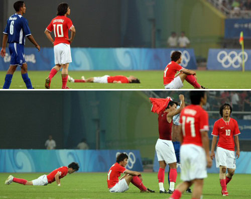 13일 상하이 스타디움에서 열린 베이징올림픽 축구 예선 온두라스전에서 1-0으로 승리하고도 8강진출에 실패한 선수들이 아쉬워하고 있다. 