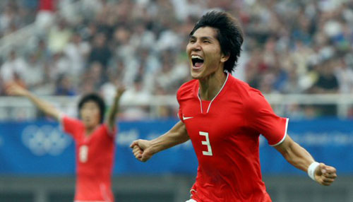 베이징올림픽 한국 축구대표팀 김동진이 13일 오후 상하이 스타디움에서 열린 온두라스전에서 첫 골을 성공시킨 후 환호하고 있다. 