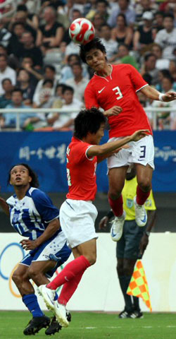 13일 상하이 스타디움에서 열린 베이징올림픽 축구 예선 온두라스전에서 김동진이 헤딩을 시도하고 있다. 1-0으로 승리했으나 8강진출에는 실패했다. 