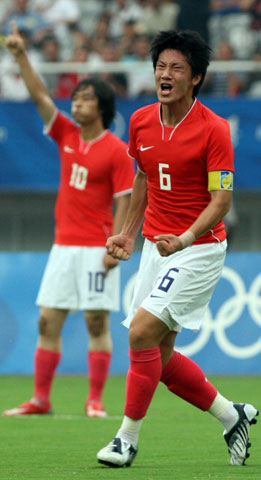 13일 상하이 스타디움에서 열린 베이징올림픽 축구 예선 온두라스전에서 김진규가 자신의 골이 오프사이드 판정을 받자 항의하고 있다. 1-0으로 승리했으나 8강진출에는 실패했다. 