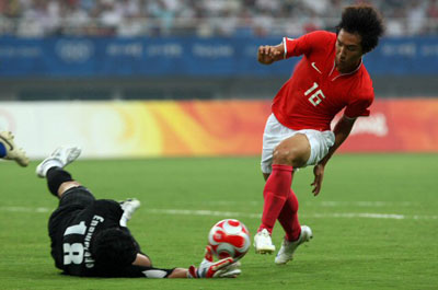 13일 상하이 스타디움에서 열린 베이징올림픽 축구 예선 온두라스전에서 조영철이 슛을 시도하고 있다. 1-0으로 승리했으나 8강진출에는 실패했다. 