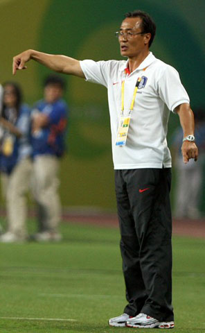 13일 상하이 스타디움에서 열린 베이징올림픽 축구 예선 온두라스전에서 박성화 감독이 선수들에게 작전지시를 하고 있다. 1-0으로 승리했으나 8강진출에는 실패했다. 