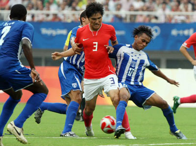 베이징올림픽 한국 축구대표팀 김동진이 13일 오후 상하이 스타디움에서 열린 온두라스전에서 볼을 다투고 있다. 