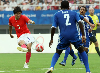베이징올림픽 한국 축구대표팀 김동진이 13일 오후 상하이 스타디움에서 열린 온두라스전에서 첫 골을 성공시키고 있다. 