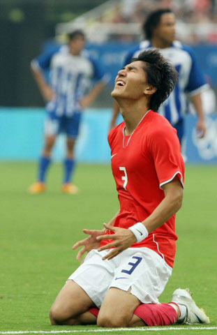 베이징올림픽 한국 축구대표팀 김동진이 13일 오후 상하이 스타디움에서 열린 온두라스전에서 첫 골을 성공시킨 후 환호하고 있다. 