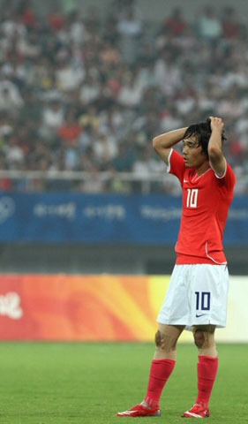 13일 상하이 스타디움에서 열린 베이징올림픽 축구 예선 온두라스전에서 박주영이 프리킥을 실패한 후 아쉬워하고 있다. 1-0으로 승리했으나 8강진출에는 실패했다. 
