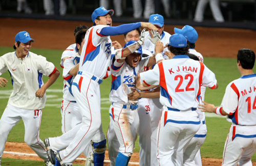 13일 오후 베이징 우커송야구장에서 열린 올림픽 야구 한국과 미국의 경기에서 극적인 역전승을 거둔 한국 선수들이 환호하고 있다. 한국은 미국을 8대 7로 이겼다. 