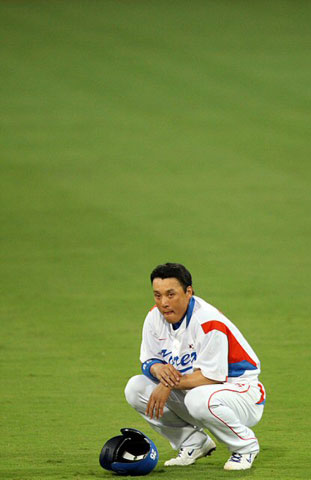 13일 베이징 우커송 야구장에서 열린 야구 예선 한국대 미국 경기에서 5회말 주자 1.3루에서 이승엽이 1타점 2루타를 뽑아낸 뒤 2루에서 쉬고 있다. 