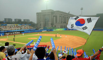 13일 베이징 우커송 야구장에서 벌어진 올림픽 야구 예선 미국전에서 대한민국 응원단이 태극기를 흔들며 열렬히 응원하고 있다. 