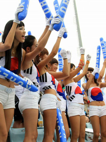 13일 베이징 우커송 야구장에서 벌어진 올림픽 야구 예선 미국전에서 대한민국 응원단이 열렬히 응원하고 있다. 